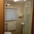Общая ванная комната с душевой кабиной для эконом класса