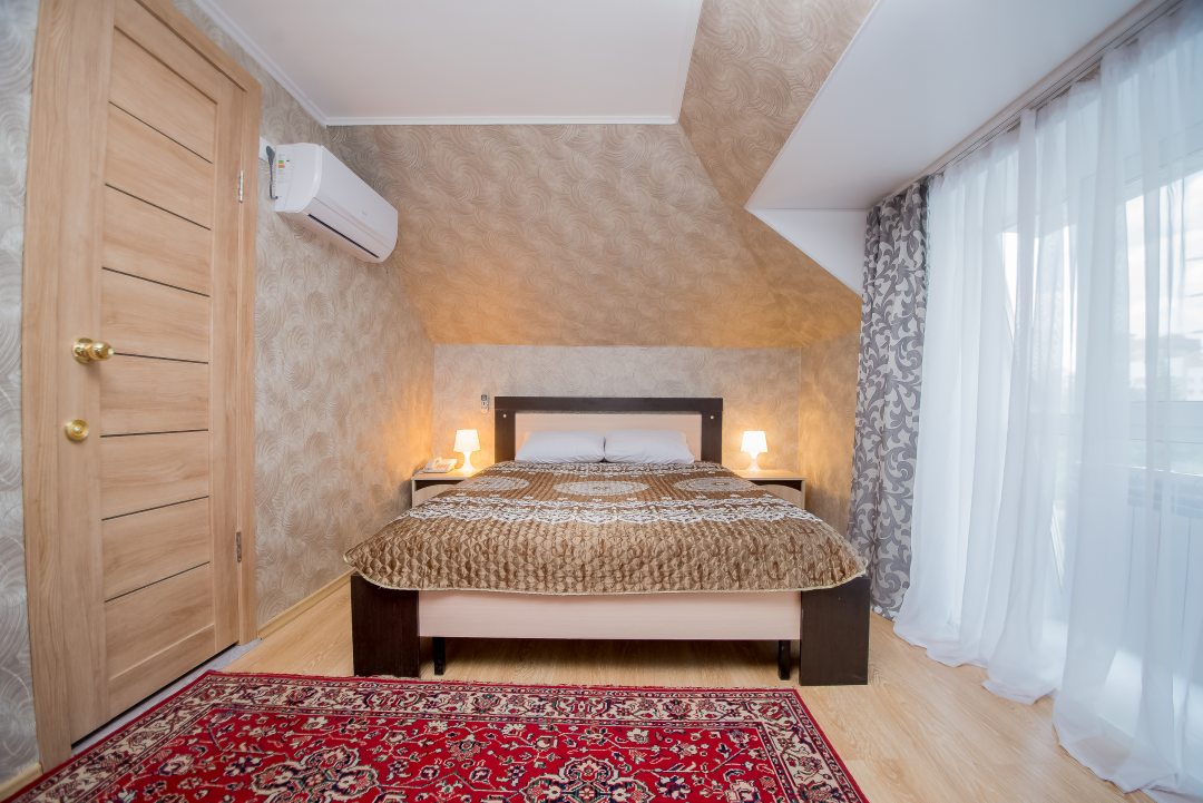 Двухместный (Стандарт № 8 А с двухспальной кроватью) гостиницы Золотой лев, Омск