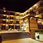 Автостоянка под видеонаблюдением, Гостиница Castro