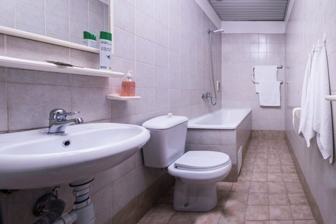 Двухместный (Twin, С общей ванной комнатой на 2 номера) гостиницы Петрополис, Санкт-Петербург