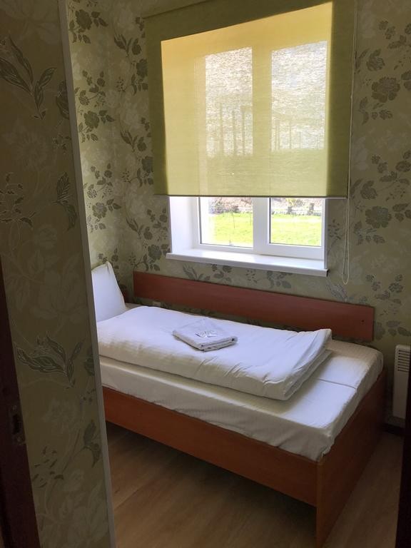 Трёхместный и более (Трехместный номер с собственной ванной комнатой) гостиницы Белый сад, Санкт-Петербург