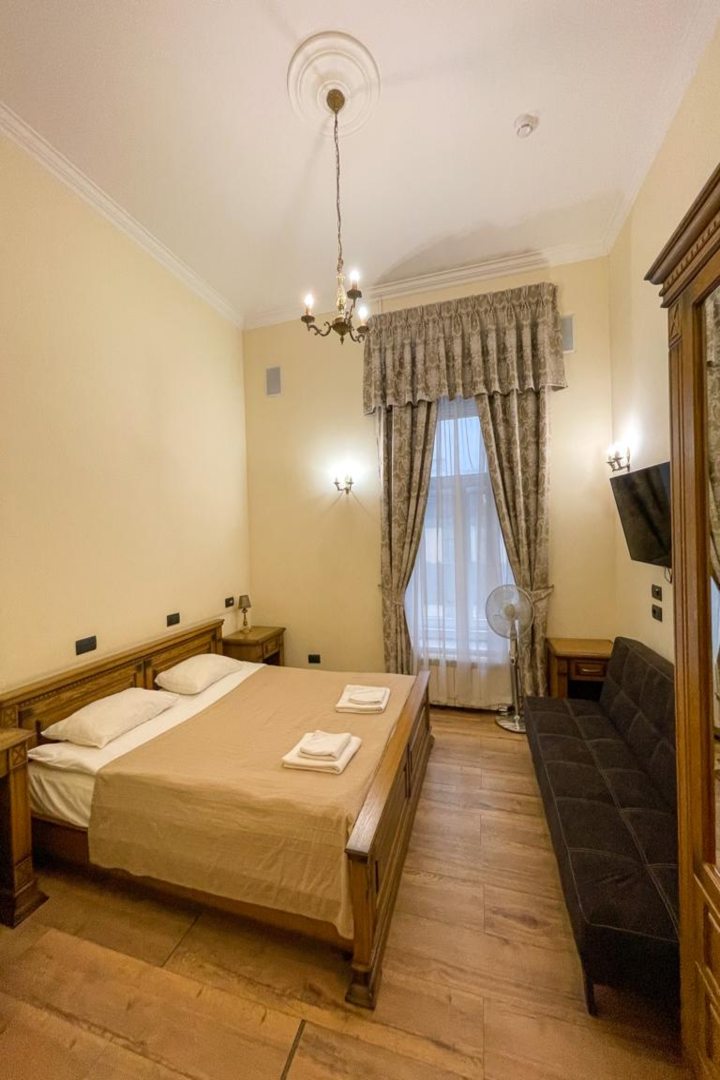 Двухместный (Улучшенный номер с кроватью размера «king-size» и диваном) гостевого дома Дом Чайковского, Санкт-Петербург