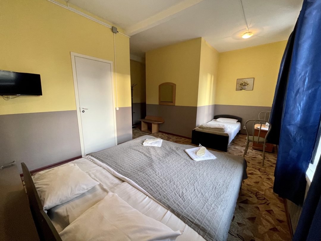 Трехместный (Стандарт, с двуспальной кроватью и одной односпальной) отеля Шемрок Отель, Санкт-Петербург