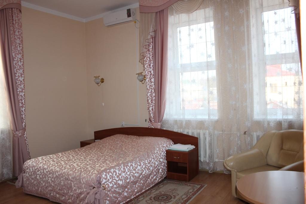 Двухместный (Двухместный номер с 1 двуспальной кроватью и дополнительной кроватью) отеля Павлинка, Щучин