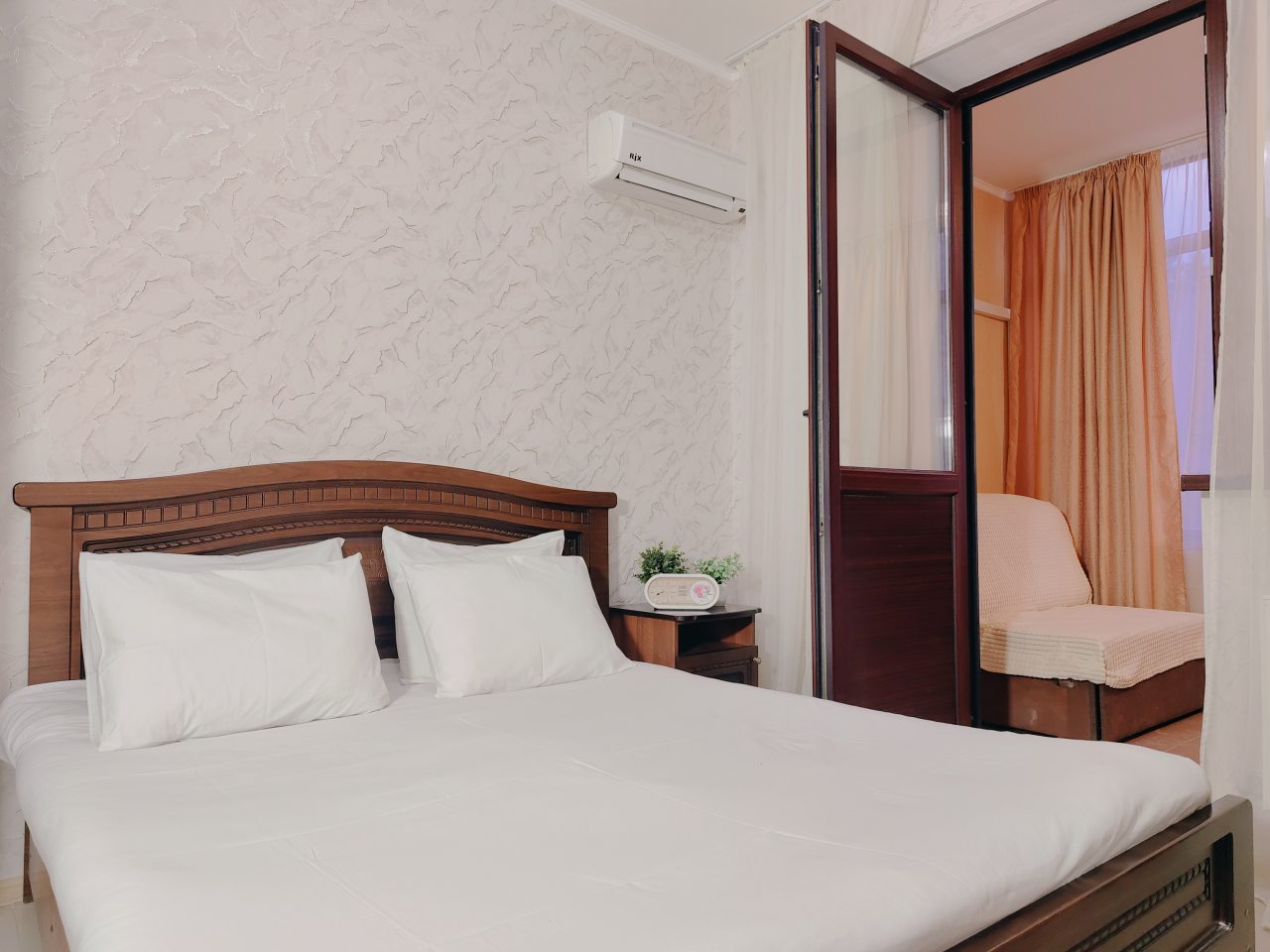 3-местный Комфорт-плюс с видом на бассейн