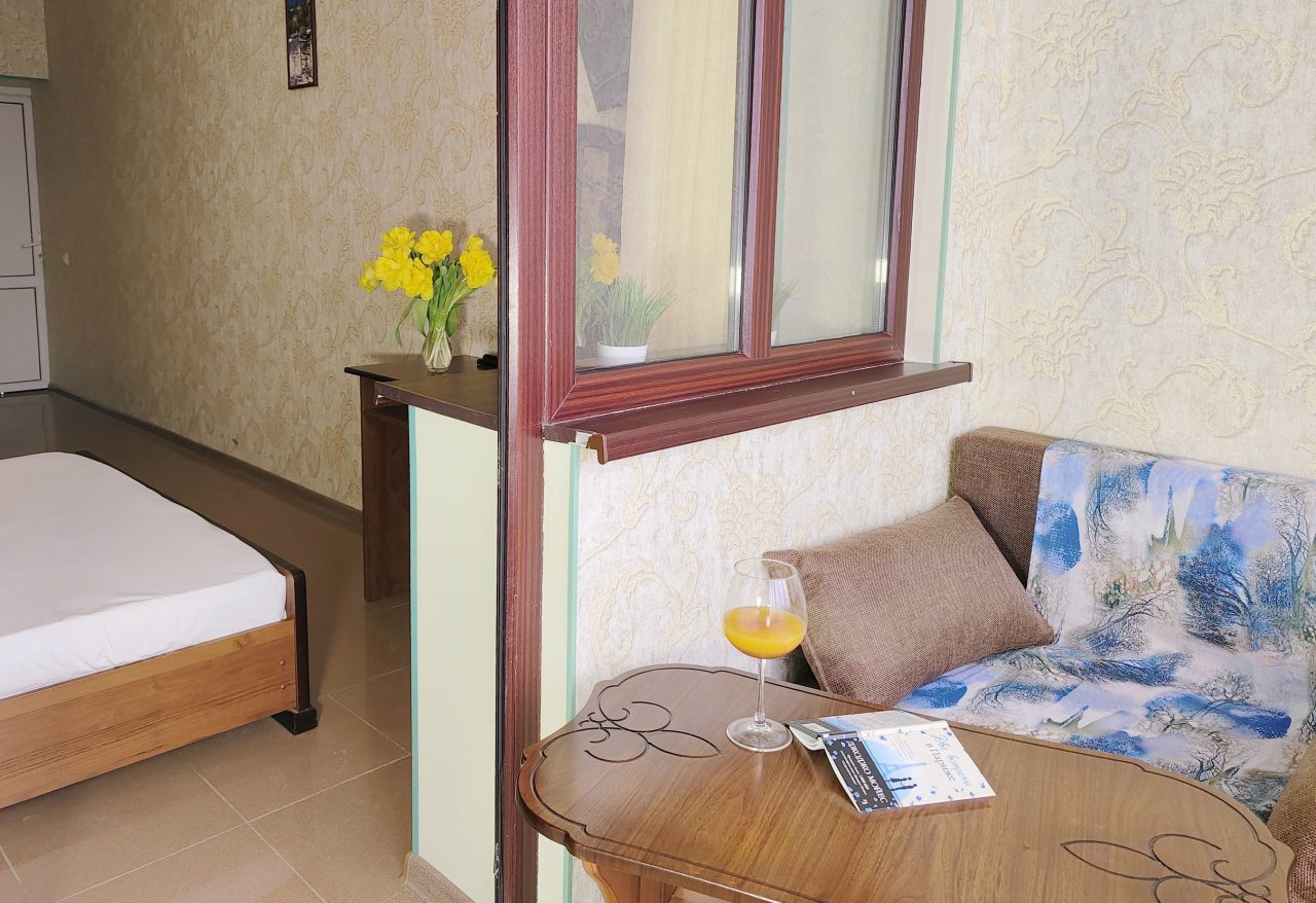 3-местный Комфорт-плюс с видом на бассейн