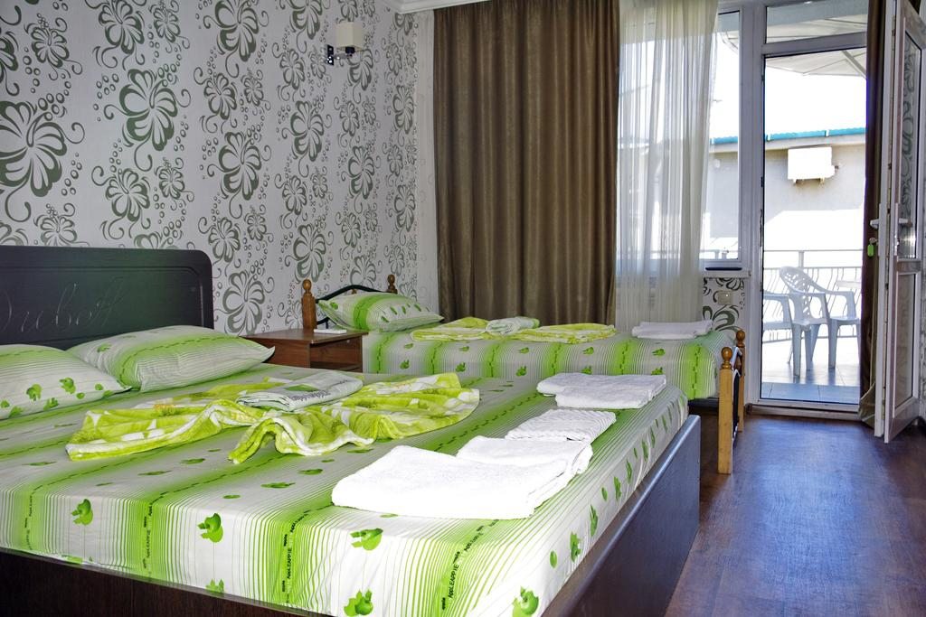 Двухместный (Двухместный номер с 1 кроватью или 2 отдельными кроватями и дополнительной кроватью) гостевого дома Дива, Адлер