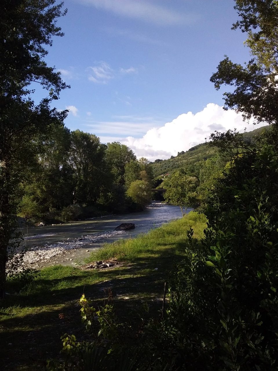 Горная река Хашупсе  по  границе территории., Отель Eco Life