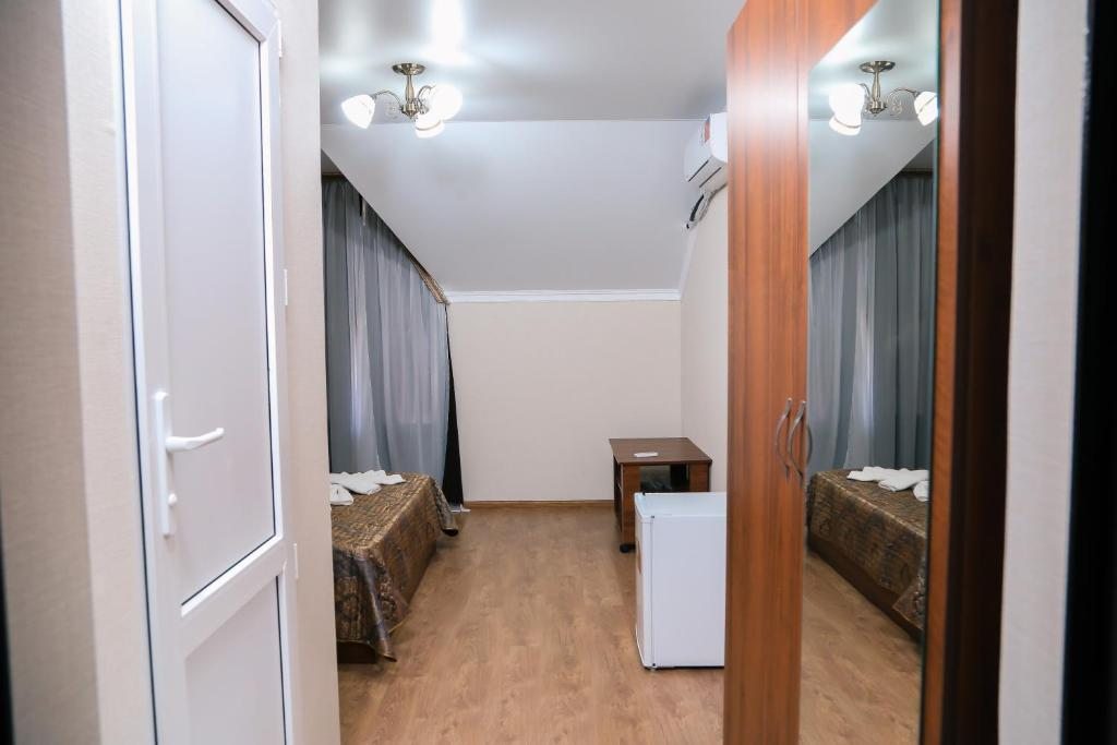 Трехместный (Трехместный номер с ванной комнатой) отеля Бон Амур, Гагра