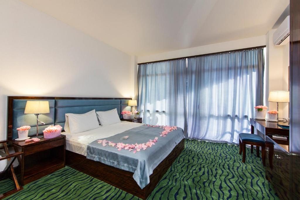 Двухместный (Двухместный номер с 1 кроватью или 2 отдельными кроватями и балконом) отеля Sunrise Garden, Гагра