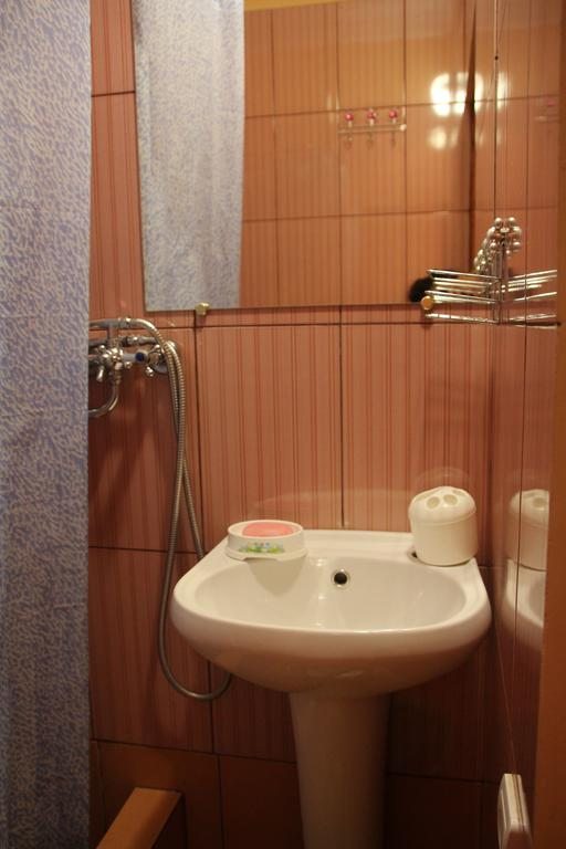 Двухместный (Бюджетный двухместный номер с 2 отдельными кроватями) гостевого дома Гостевой дом у Инги, Сухум