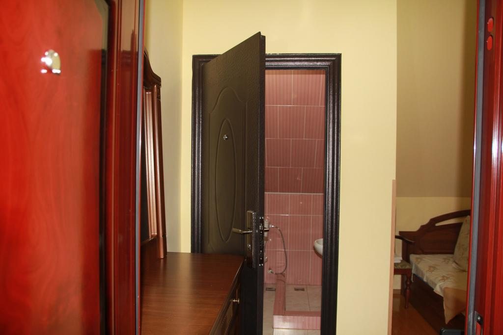 Двухместный (Улучшенный двухместный номер с 1 кроватью) гостевого дома Гостевой дом у Инги, Сухум