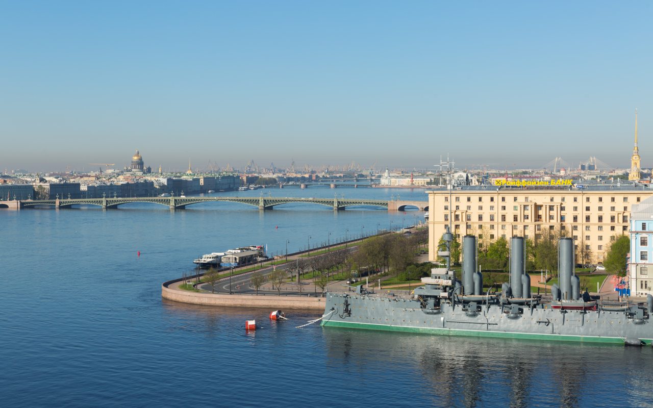 Вид на крейсер Аврора, Отель Санкт-Петербург