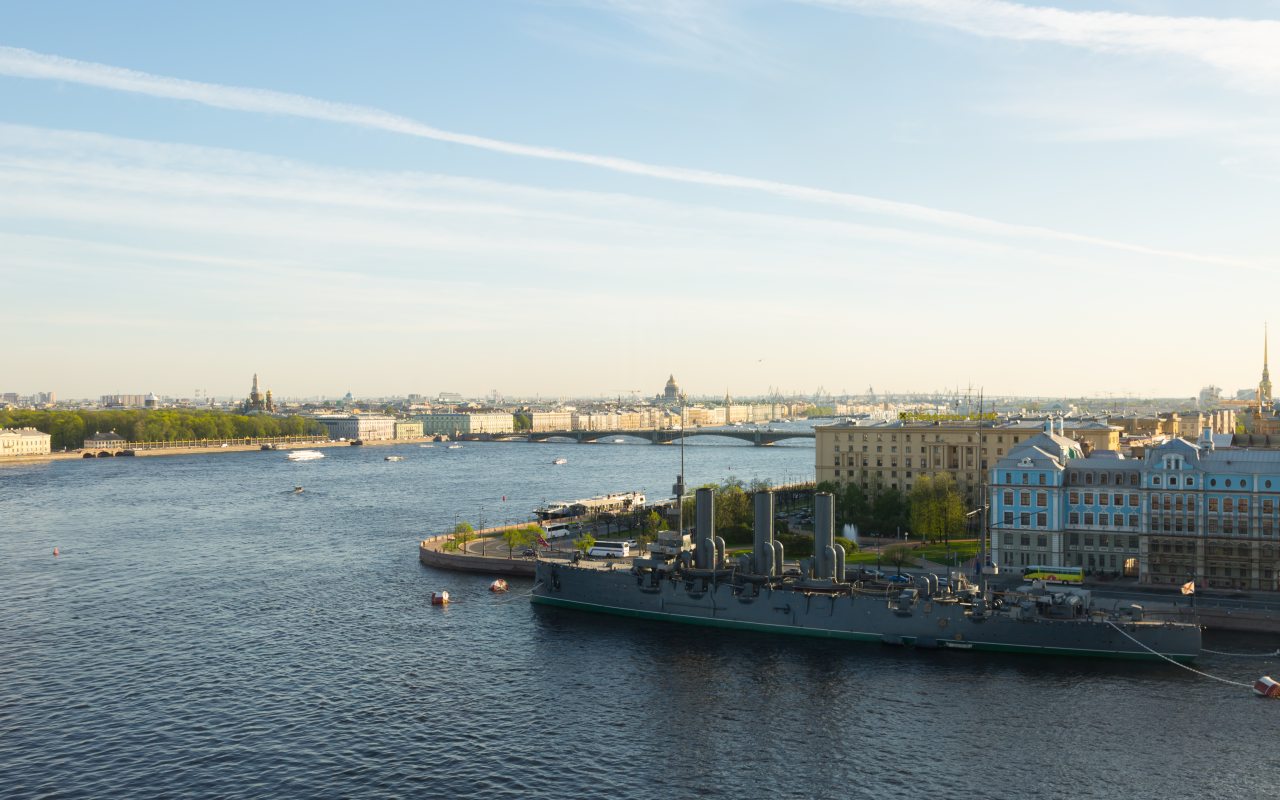 Вид на крейсер Аврора, Отель Санкт-Петербург