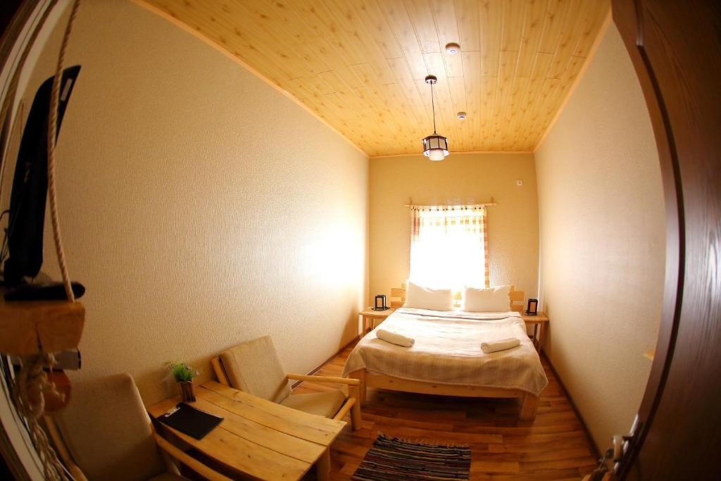 Двухместный (Стандартный двухместный номер с 1 кроватью и общей ванной комнатой) гостевого дома Небеса, Чимган