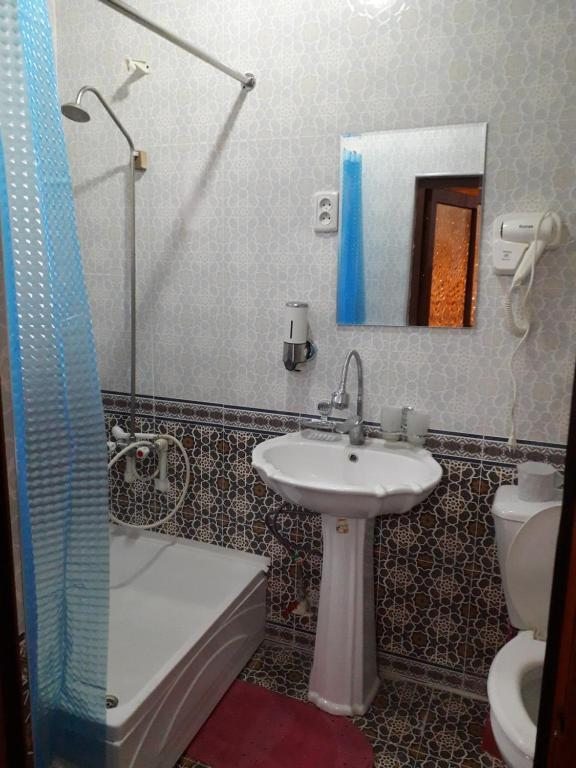 Четырехместный (Четырехместный номер с ванной комнатой) отеля B&B Bahodir, Самарканд