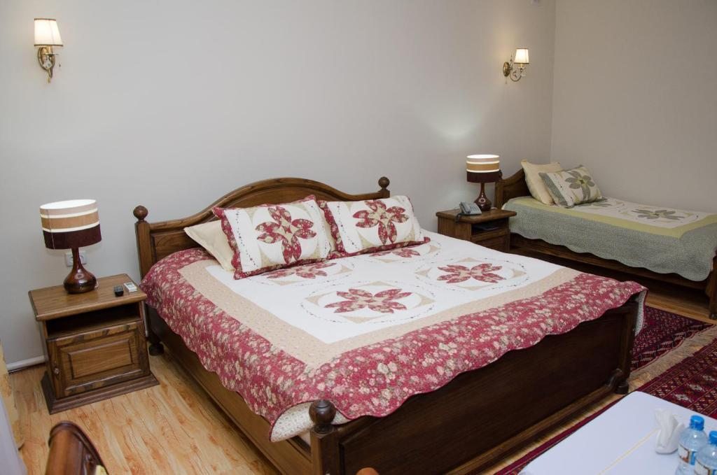 Двухместный (Двухместный номер с двуспальной кроватью и дополнительной кроватью) отеля Жибек-Жолы Инн, Нукус