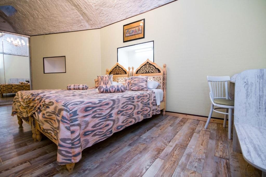 Двухместный (Двухместный номер с 1 кроватью или 2 отдельными кроватями и балконом) хостела Минфиза, Бухара