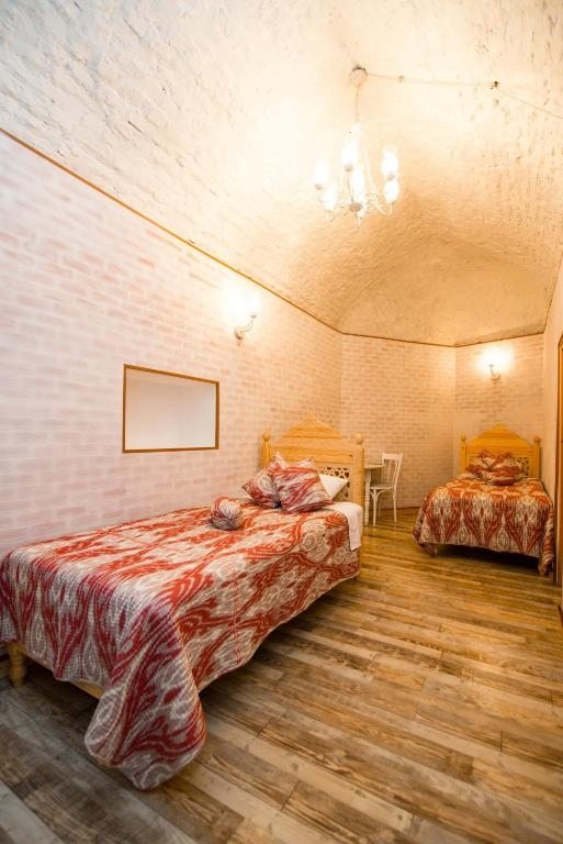 Двухместный (Двухместный номер с 2 отдельными кроватями и ванной комнатой) хостела Минфиза, Бухара