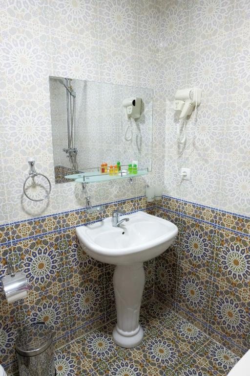 Трехместный (Трехместный номер с ванной комнатой) отеля Бухара Барака