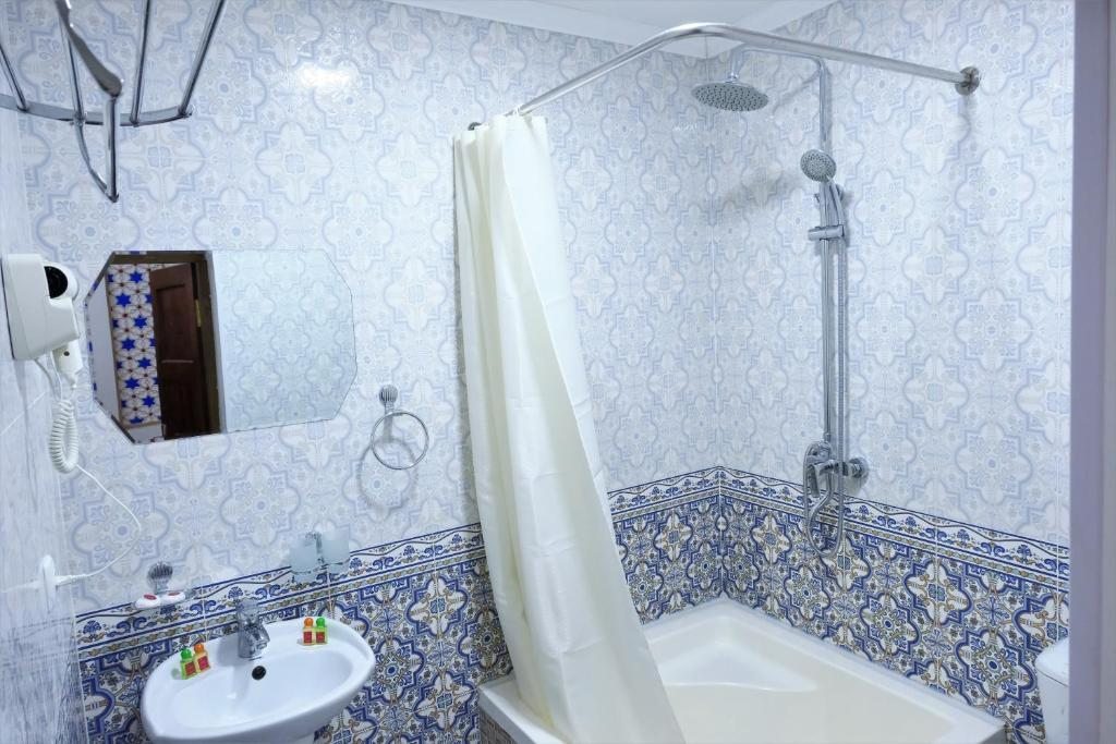 Двухместный (Двухместный номер с 2 отдельными кроватями и видом на город) отеля Бухара Барака