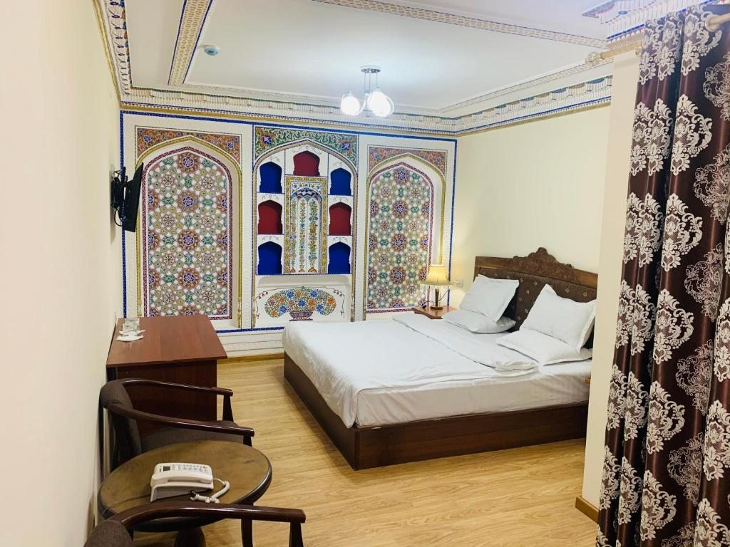 Двухместный (Улучшенный двухместный номер с 1 кроватью и ванной) отеля Фатима, Бухара