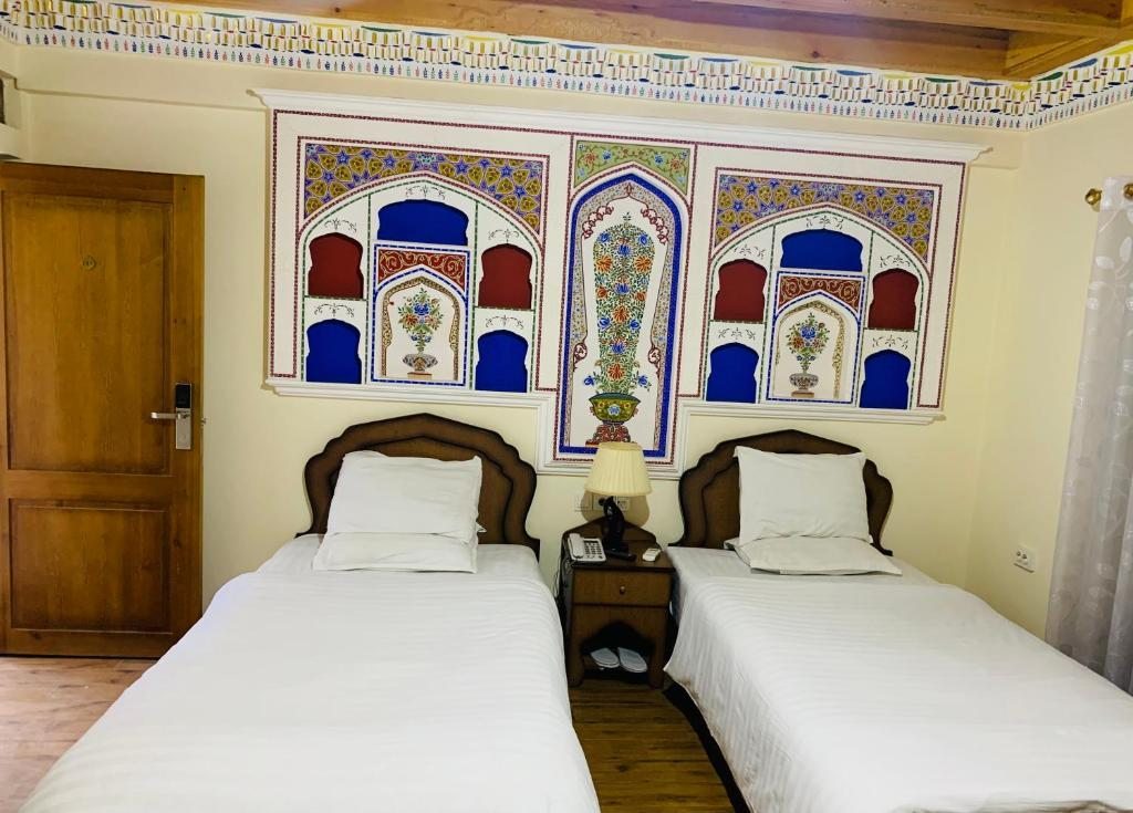 Двухместный (Улучшенный двухместный номер с 2 отдельными кроватями и ванной) отеля Фатима, Бухара
