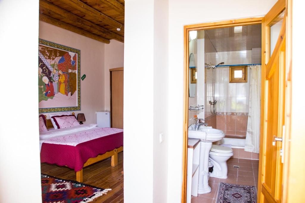 Двухместный (Двухместный номер с 2 отдельными кроватями и ванной) отеля Hovli Poyon, Бухара