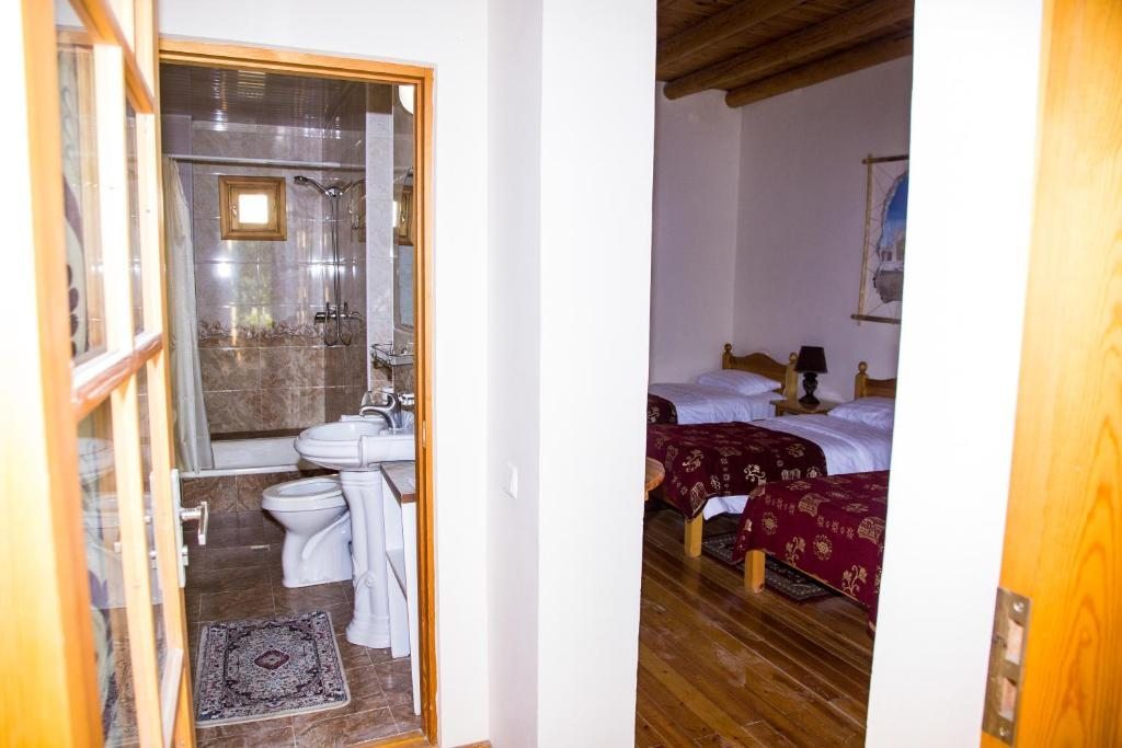 Трехместный (Трехместный номер с ванной комнатой) отеля Hovli Poyon, Бухара