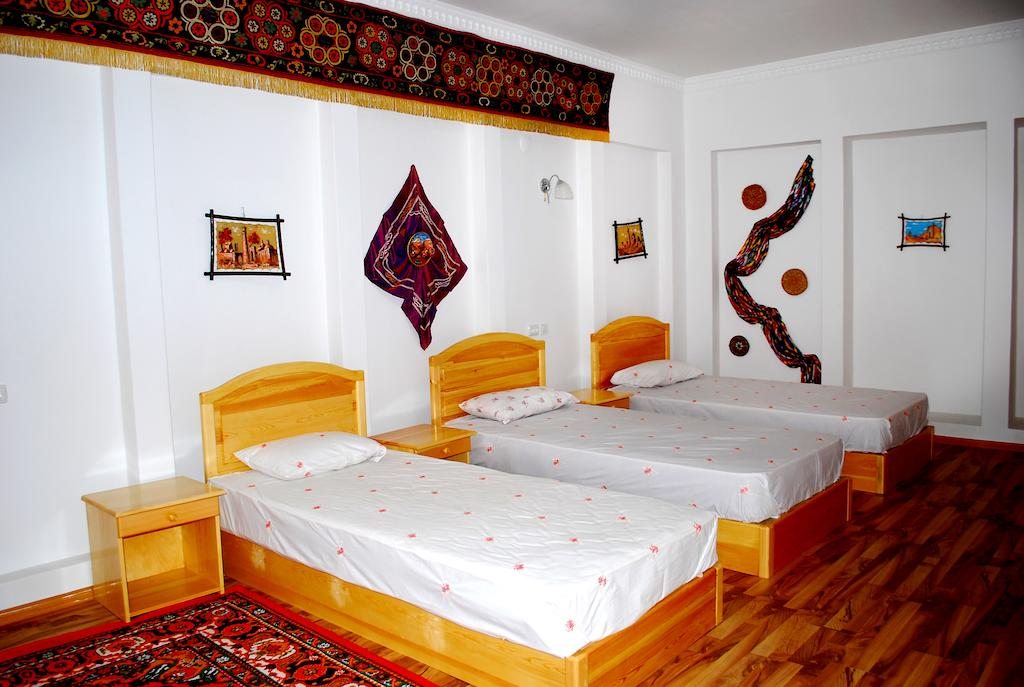 Номер (Кровать в общем 6-местном номере) отеля Rustam & Zukhra, Бухара