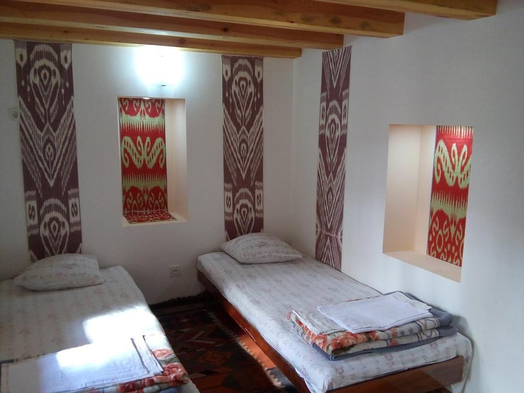 Номер (Кровать в общем четырехместном номере) отеля Sarrafon, Бухара