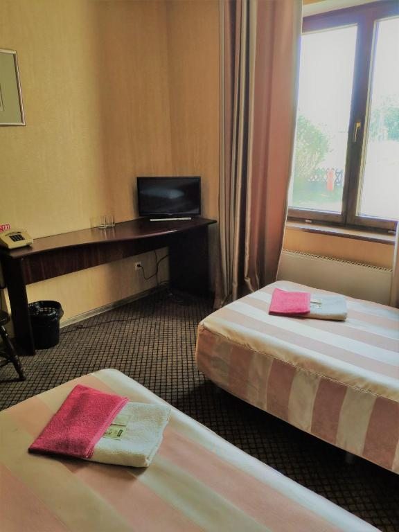 Двухместный (Двухместный номер эконом-класса с 2 отдельными кроватями и балконом) мотеля Park Sharay, Доры