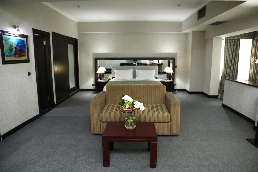 Двухместный (Двухместный номер Делюкс с 1 кроватью и балконом) отеля Le Grande Plaza, Ташкент