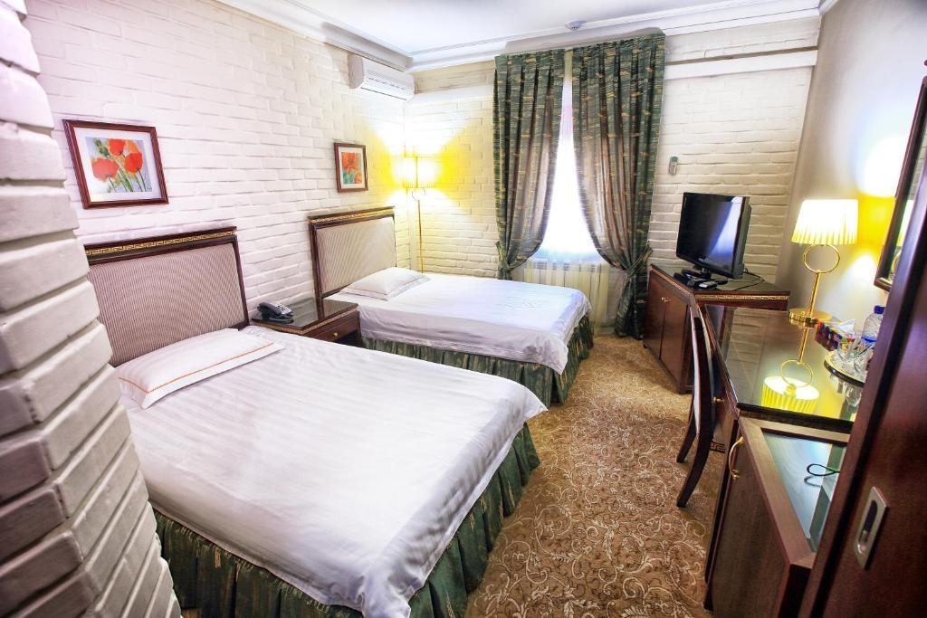 Двухместный (Двухместный номер с 2 отдельными кроватями и душем) отеля Sharq, Ташкент