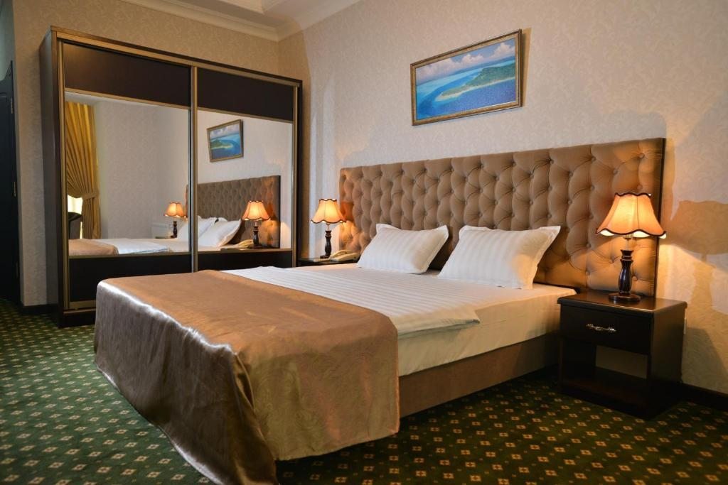 Двухместный (Двухместный номер Делюкс с 1 кроватью или 2 отдельными кроватями и балконом) отеля Глория, Ташкент
