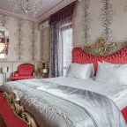 Люкс (Luxe), Отель Вилла Италия