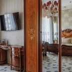 Люкс (Luxe), Отель Вилла Италия