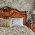 Люкс (Luxe), Отель Вилла Италия