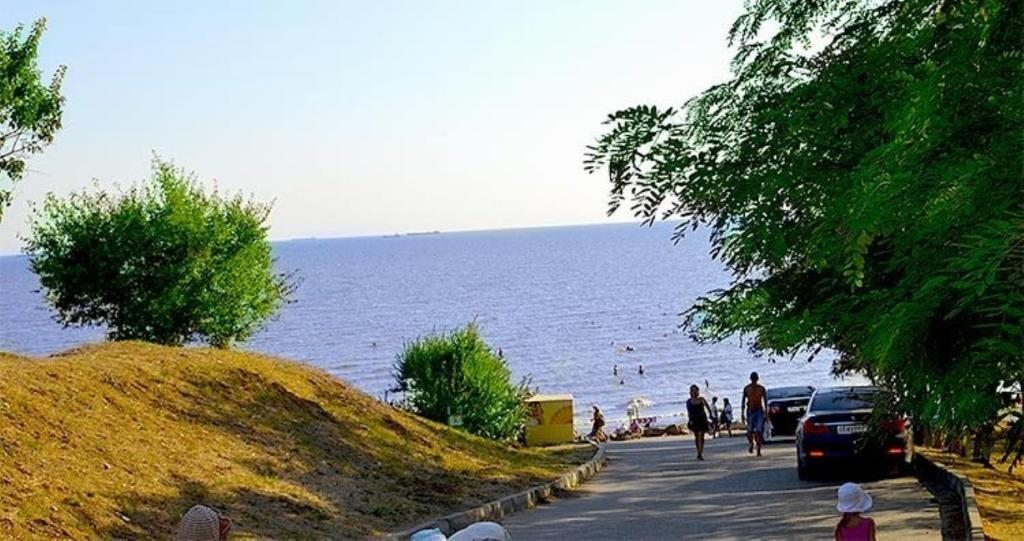 Ейск реальное время. Ейск набережная Таганрогского залива. Таганрог набережная пляж. Ейск улица Николаевская спуск к морю. Спуск набережная Ейск.