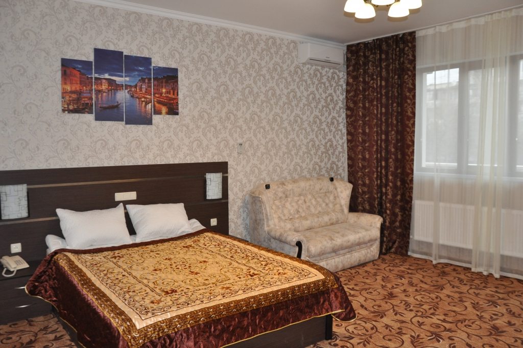 Двухместный (Улучшенный с общей кроватью+диван) гостиницы Венеция, Симферополь