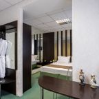 В номере двухспальная кровать,телевизор