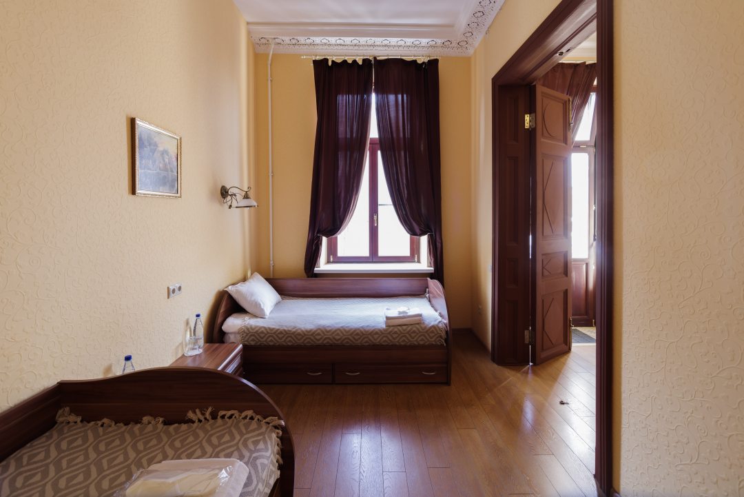 Двухместный (Двухместный  номер Комфорт с 2 односпальными кроватями и балконом) гостевого дома Inn 6 line, Санкт-Петербург