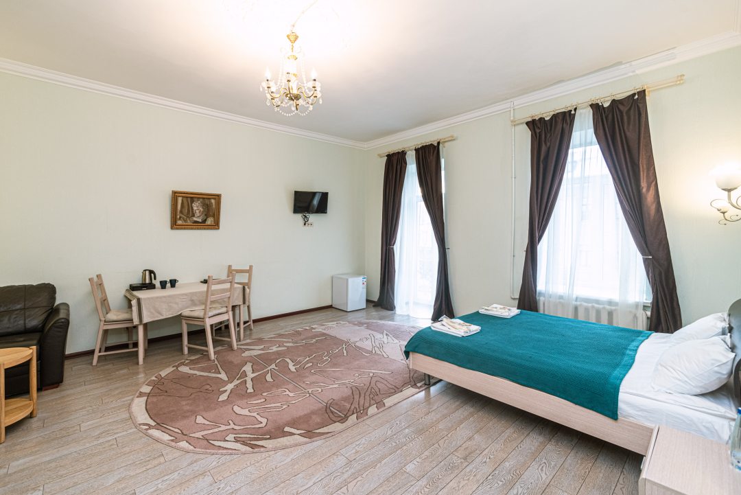 Двухместный (Двухместный номер Комфорт с двуспальной кроватью и балконом) гостевого дома Inn 6 line, Санкт-Петербург