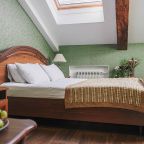 Двухместный (Улучшенный  номер с одной двуспальной кроватью и диваном-кроватью), Гостевой дом Castle Hotel