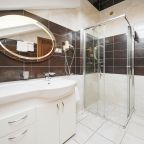 Двухместный (Улучшенный  номер с одной двуспальной кроватью и диваном-кроватью), Гостевой дом Castle Hotel