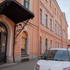 Парковка общественная вдоль улицы Ломоносова при наличии мест, Отель Yellow