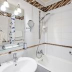 Ванная комната в номере гостиницы Золотой Колос, Москва