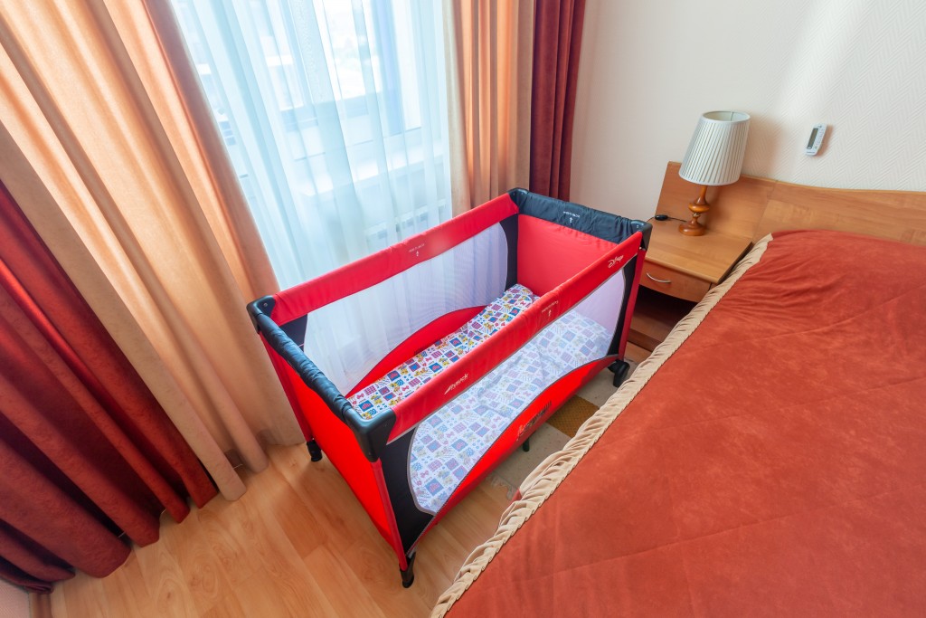 Детская кроватка в номере апарт-отеля Волга 3*, Москва. Апарт-отель Волга