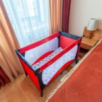 Детская кроватка в номере апарт-отеля Волга 3*, Москва