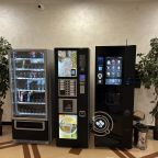 В лобби отеля круглосуточно работает автомат с напитками.